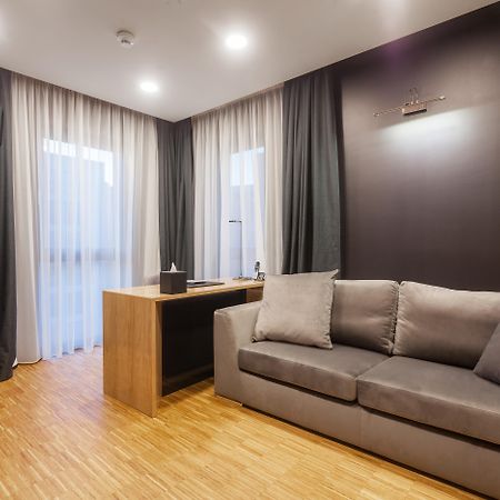 Hotel Platinia Kluż-Napoka Zewnętrze zdjęcie A living room with a sofa
