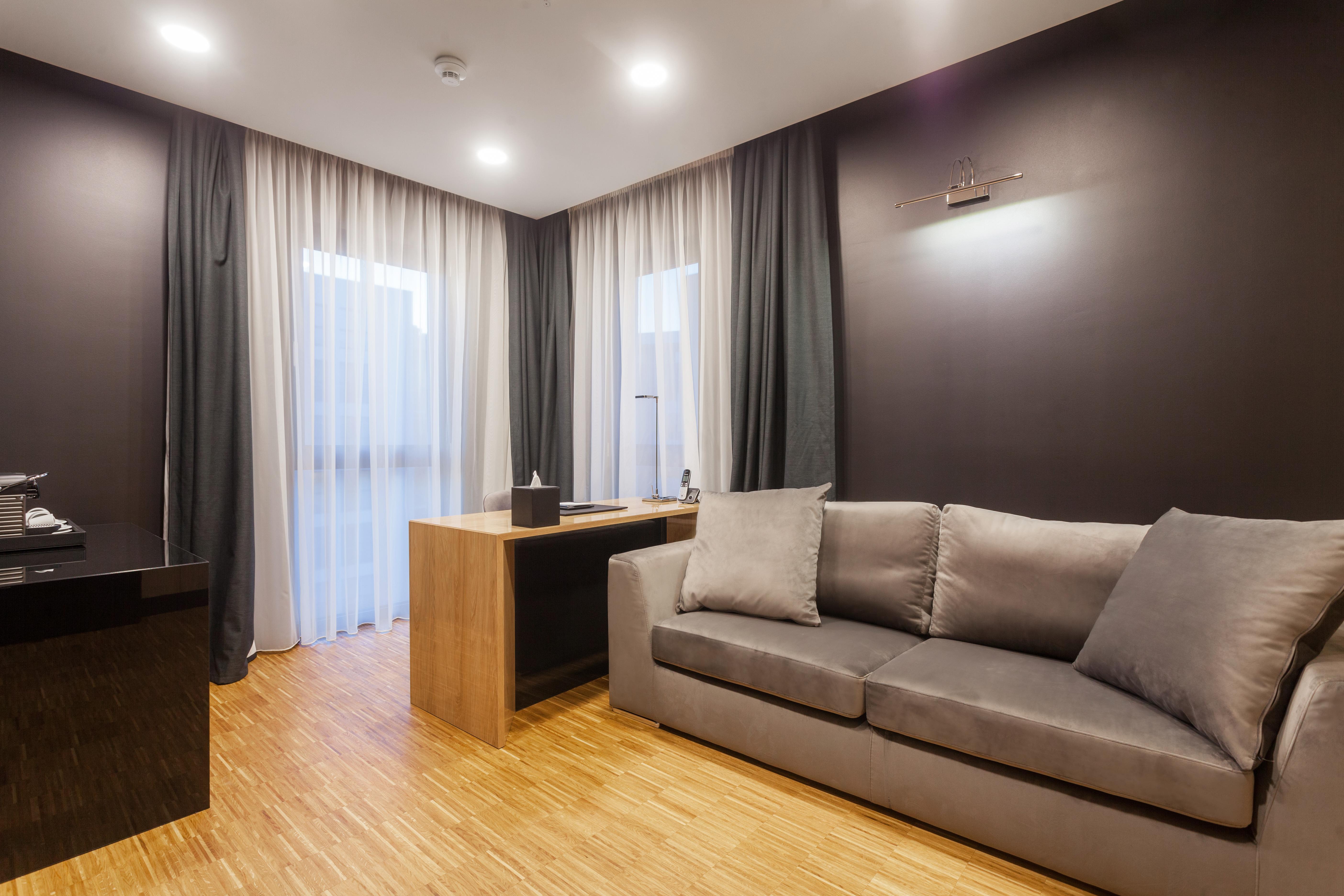 Hotel Platinia Kluż-Napoka Zewnętrze zdjęcie A living room with a sofa