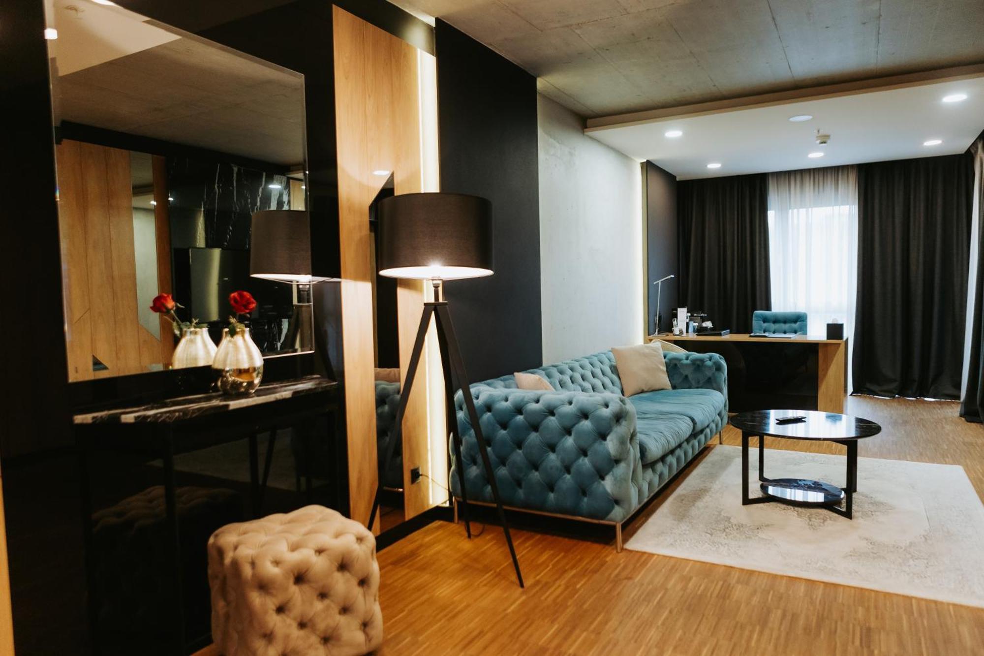 Hotel Platinia Kluż-Napoka Zewnętrze zdjęcie Office of the Mayor of Tirana
