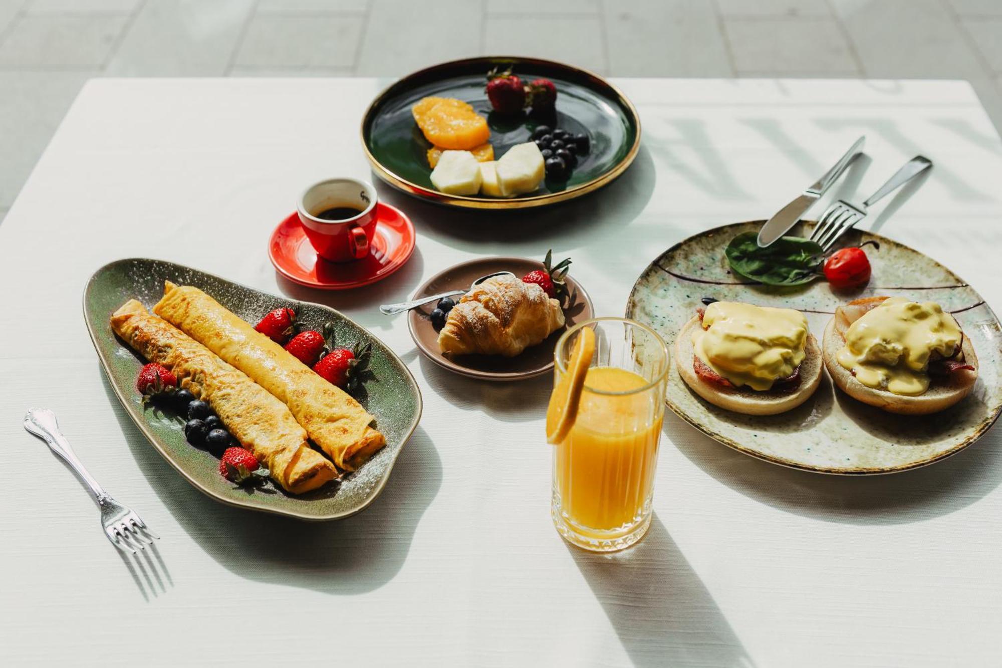 Hotel Platinia Kluż-Napoka Zewnętrze zdjęcie Breakfast at the Hotel