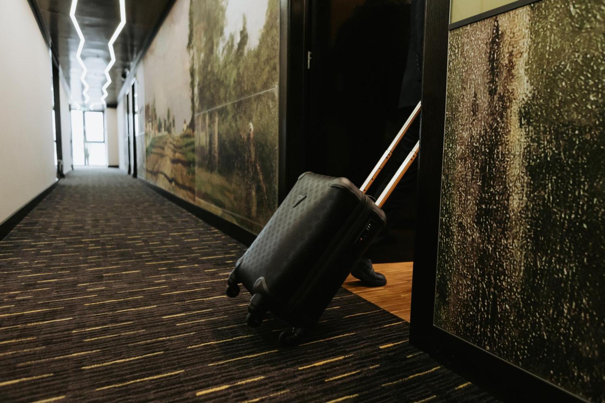 Hotel Platinia Kluż-Napoka Zewnętrze zdjęcie A suitcase