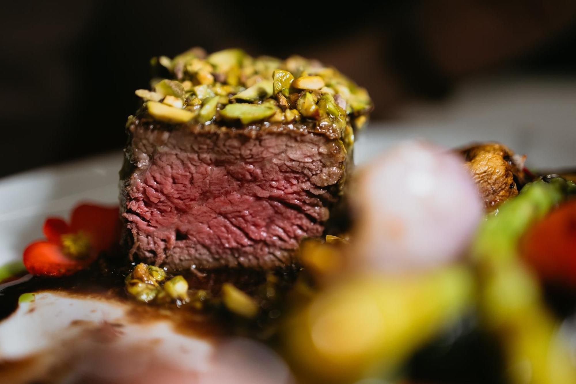 Hotel Platinia Kluż-Napoka Zewnętrze zdjęcie A pistachio crusted steak