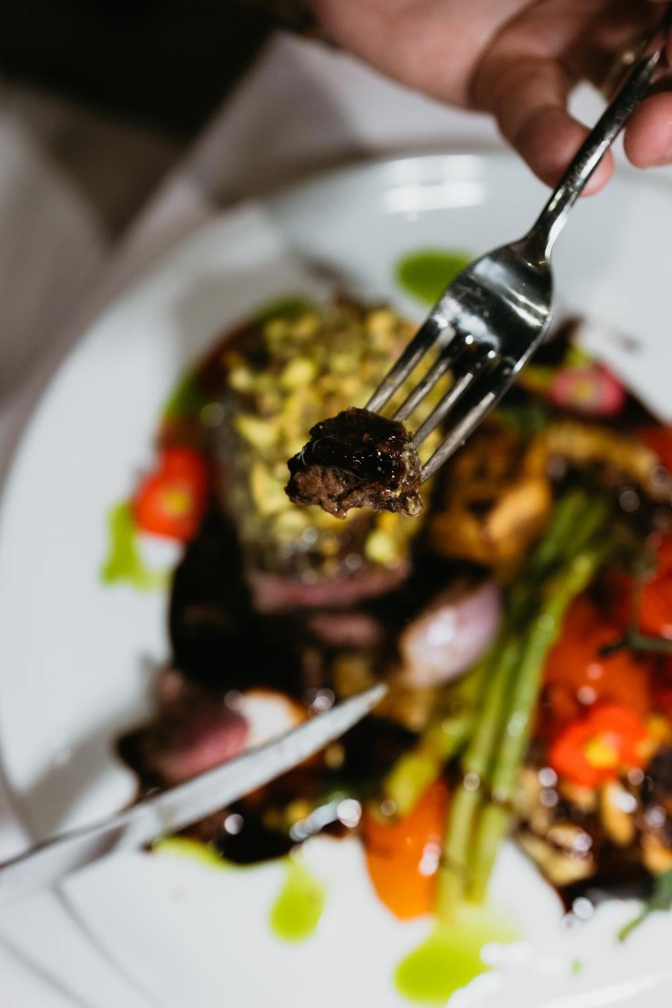 Hotel Platinia Kluż-Napoka Zewnętrze zdjęcie A piece of falafel on a fork