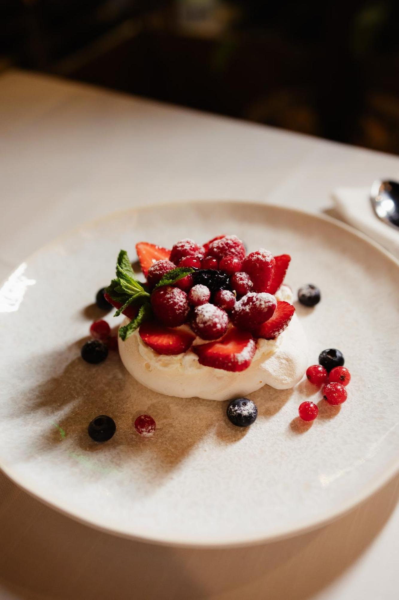 Hotel Platinia Kluż-Napoka Zewnętrze zdjęcie Pavlova with mixed berries