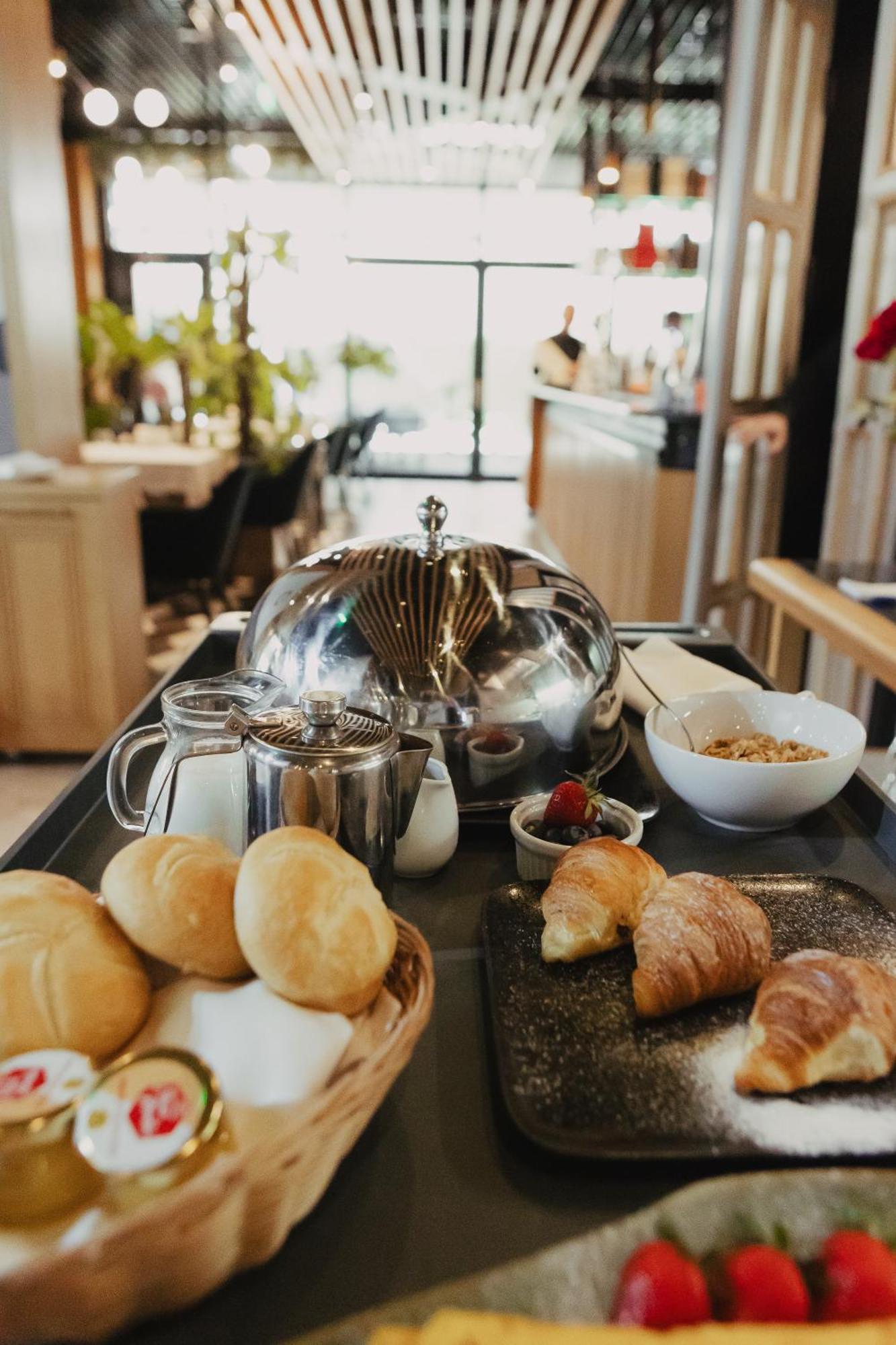Hotel Platinia Kluż-Napoka Zewnętrze zdjęcie A stainless steel tea pot