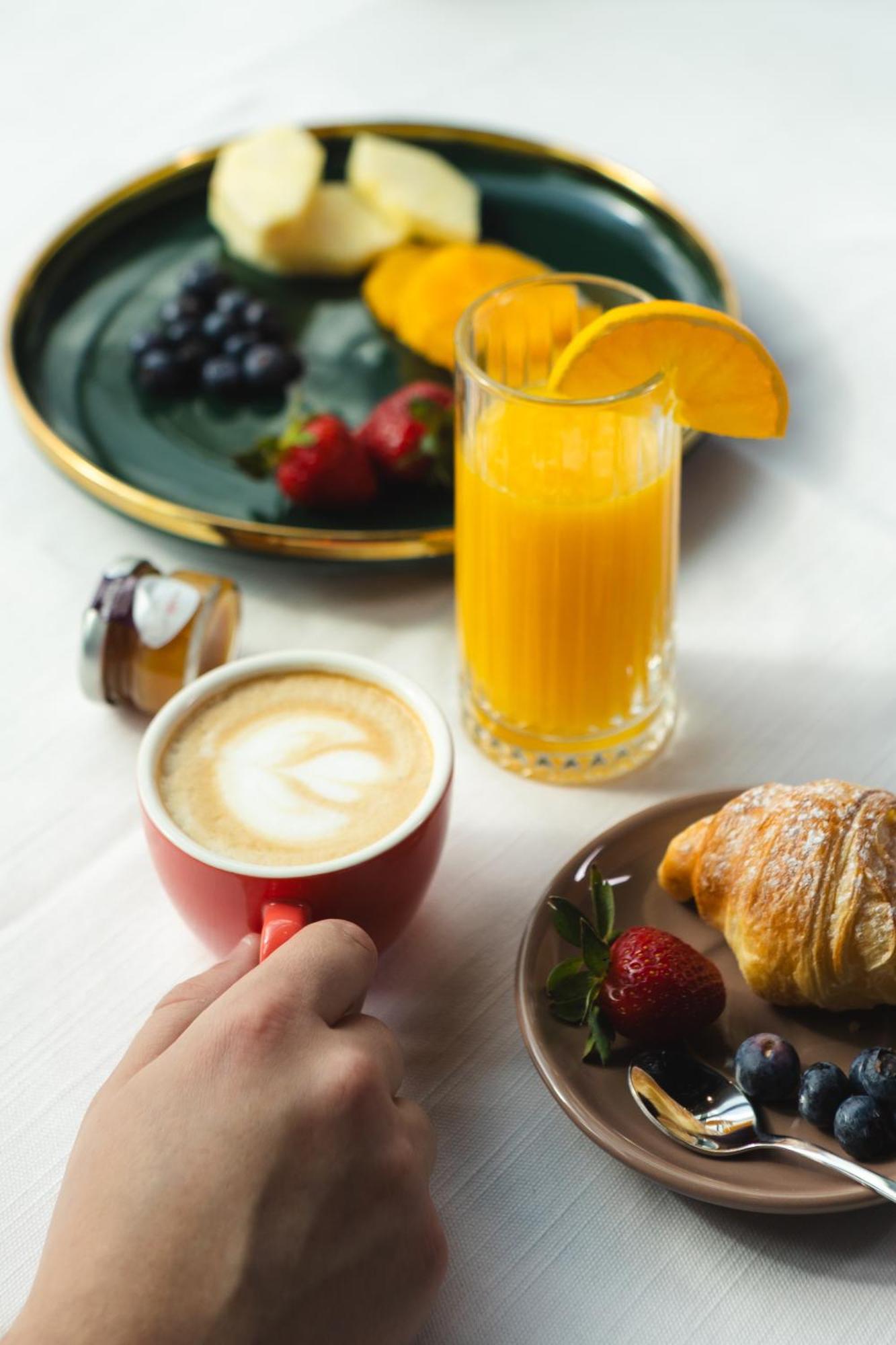 Hotel Platinia Kluż-Napoka Zewnętrze zdjęcie A typical continental breakfast