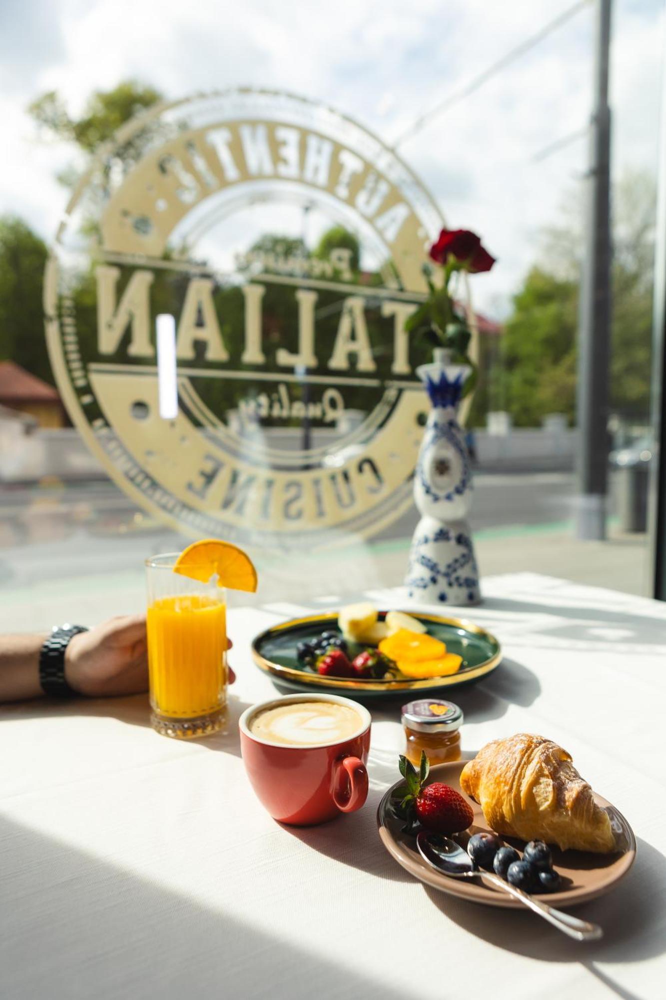 Hotel Platinia Kluż-Napoka Zewnętrze zdjęcie MALLAT