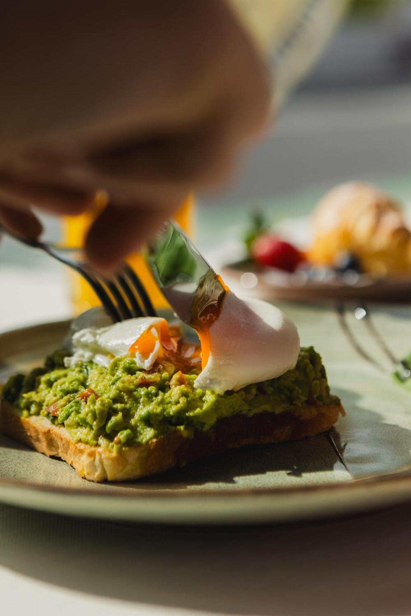 Hotel Platinia Kluż-Napoka Zewnętrze zdjęcie Avocado and egg on toast