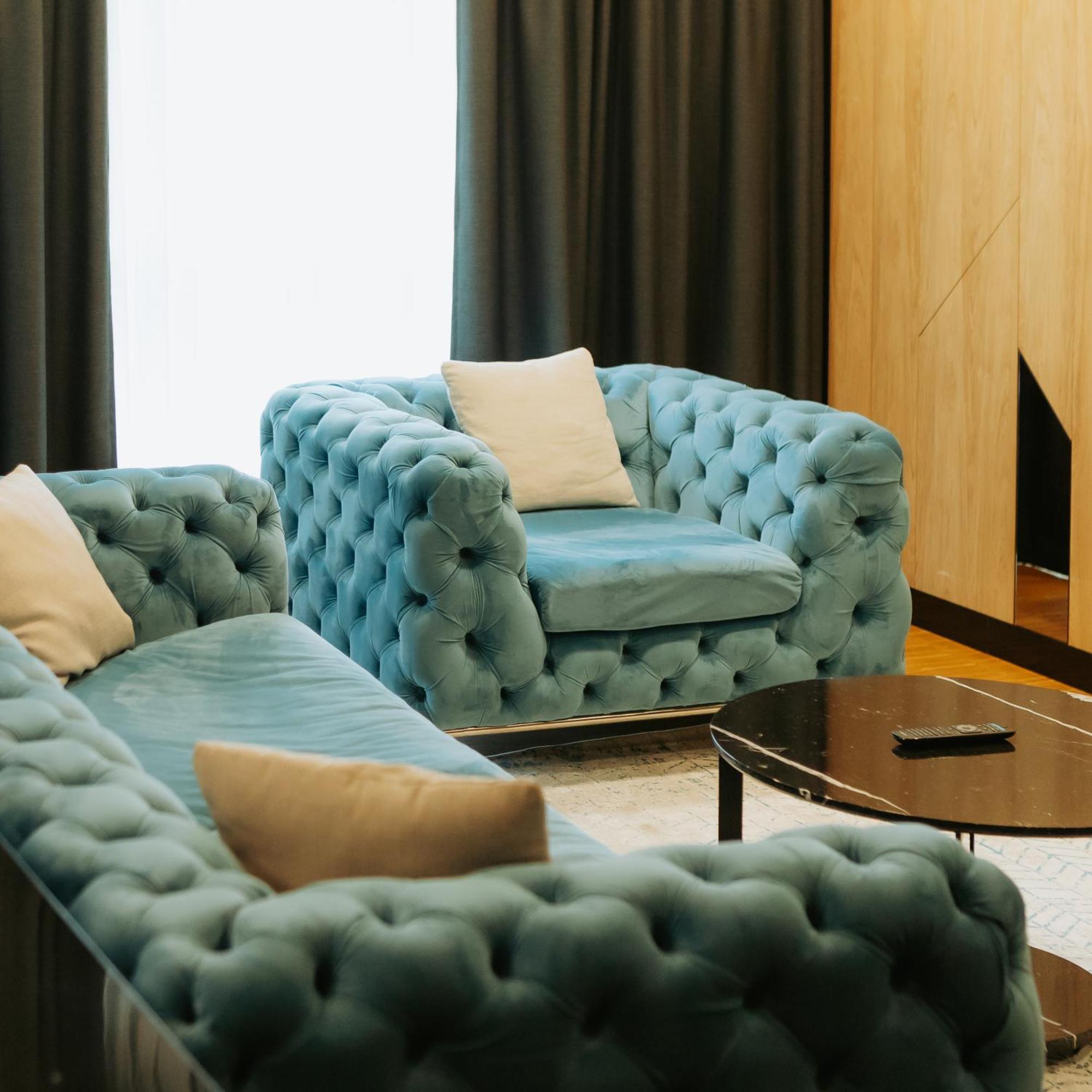 Hotel Platinia Kluż-Napoka Zewnętrze zdjęcie A blue velvet Chesterfield sofa