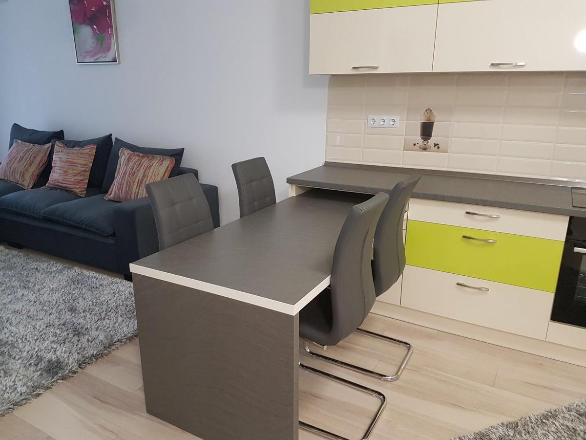 Hotel Platinia Kluż-Napoka Zewnętrze zdjęcie A modern kitchen